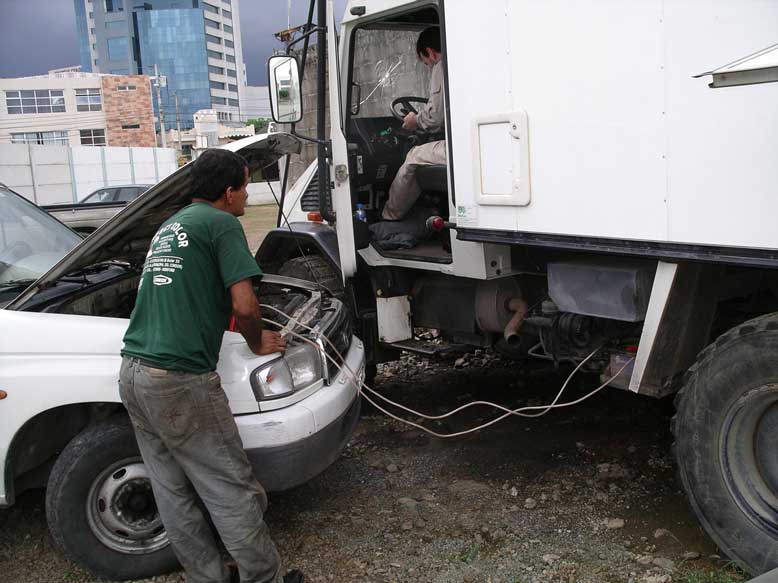 arrancandolo con unas pinzas